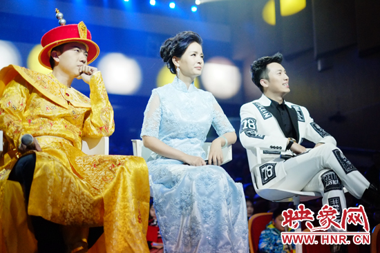 當晚產(chǎn)生的冠亞軍，陳琨（中）、劉雯（右）、郭嘉寧