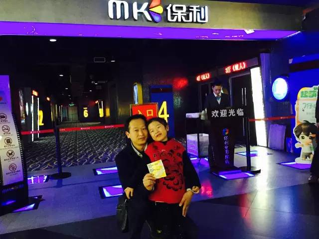 再來看兩個萌娃，表情都好有戲！