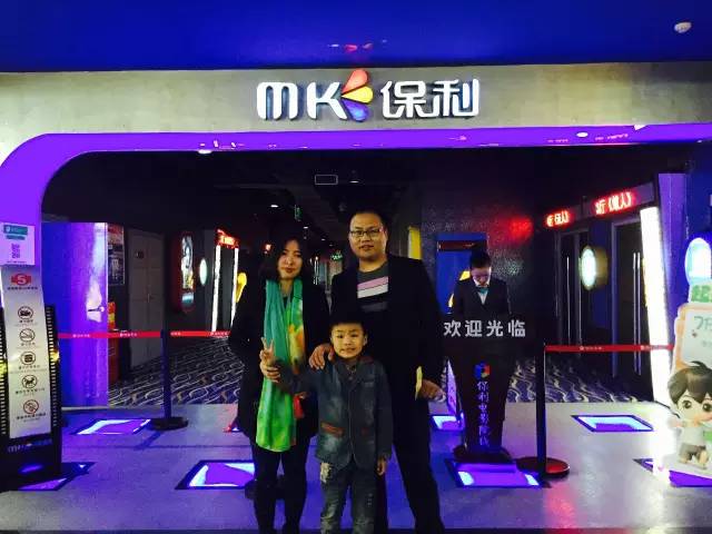 再來看兩個萌娃，表情都好有戲！