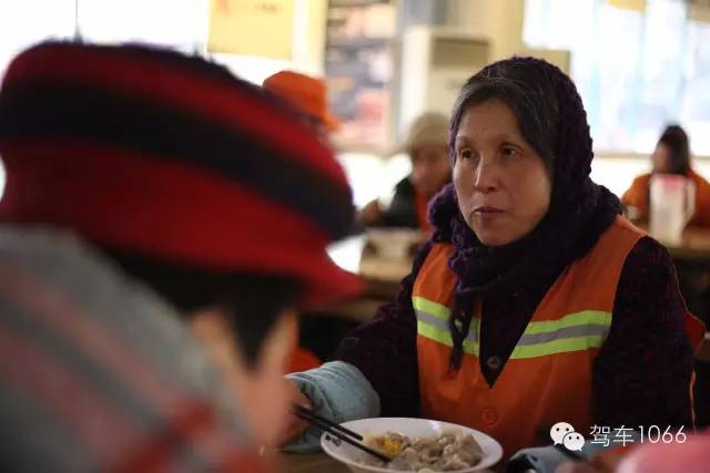 部分環(huán)衛(wèi)工在下班后來(lái)到76人老燴面吃到熱乎乎的餃子。