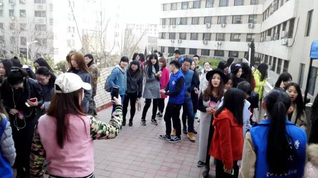 還沒(méi)開(kāi)始時(shí)大家已經(jīng)開(kāi)始有序排隊(duì)了，棒棒噠！