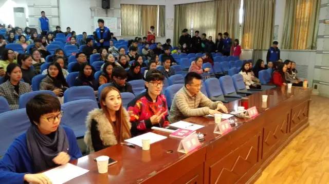 是不是很想讓Seven為你舉牌？