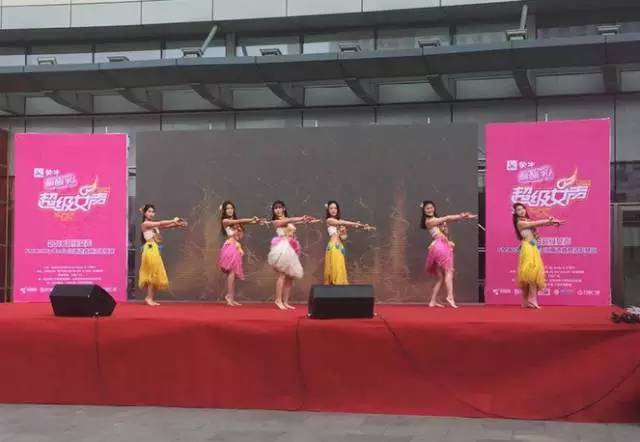 伴隨著舞蹈演員們的開場，比賽在上午10點(diǎn)半正式拉開序幕