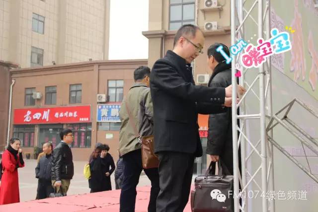 寒江副總監(jiān)親力親為，事無巨細。偶像真是暖暖惹人愛呢！