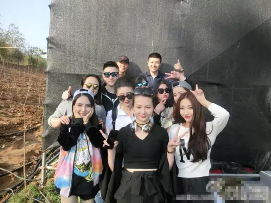 能認(rèn)出幾位超女？王佳月和其他兩位超女本周就要前往長(zhǎng)沙咯