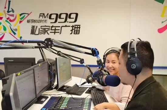 美女嘉賓來做客直播間，麥姐看莫非的眼神，嘖嘖，愛一個人是什么感覺？