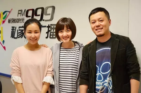 跟兩位女神在一起，莫非你知道你此刻有多招小編嫉恨？