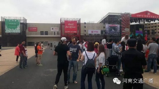 哇塞，現(xiàn)場還有外國友人~