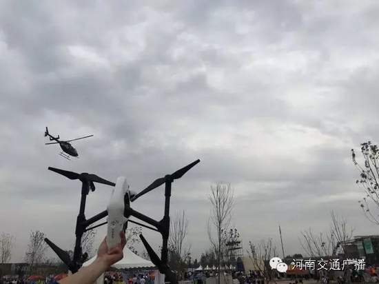 你以為音樂節(jié)只有音樂嗎？交廣號和無人機(jī)也在哦，看見它就揮揮手吧！