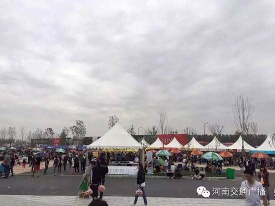 雖然天空已經(jīng)烏云密布，但大家的熱情絲毫不減！