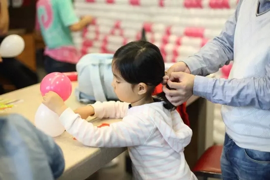 我能第一時間找到為我編辮子的爸爸，因?yàn)樗氖质悄菢拥臏厝岫辛α? complete=