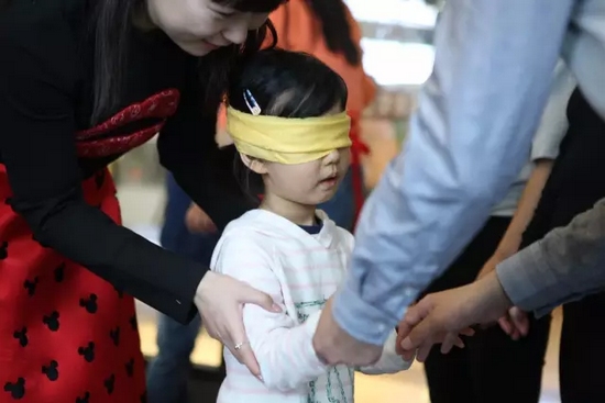 我能第一時間找到為我編辮子的爸爸，因?yàn)樗氖质悄菢拥臏厝岫辛α? complete=