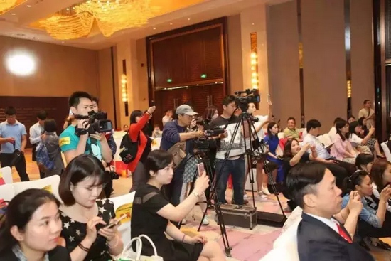 一時相機、攝像機齊閃