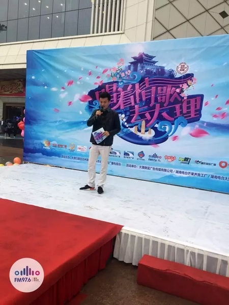 路飛冒雨主持，心中火熱的根本不需要雨傘啦！