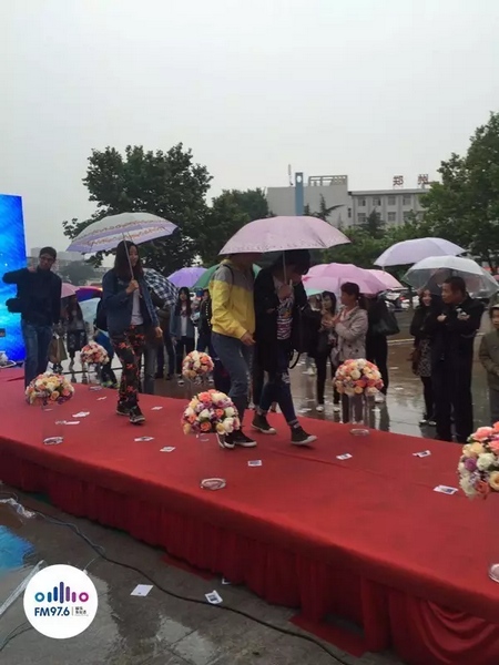 　　好友從屏幕后面走出來，他們特意從陜西、平頂山趕來為兩人送出祝福。