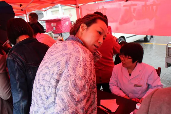 了解到有老人看病不方便，河南電臺1074綠色頻道活動小組欒老師將醫(yī)生請到老人身邊，親自為她診斷。