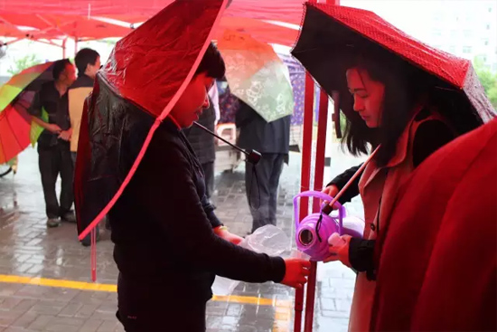 在寒冷的天氣中，為了能讓專家大夫們喝上熱水，紅改主任與柳青不斷的給大家添水。