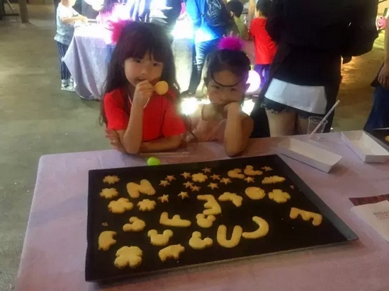 烤制好的餅干，發(fā)揮想象力，畫上美麗的圖案