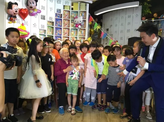 　　豫劇表演藝術(shù)家高潔老師和孩子們在一起，講述自己和戲曲的故事，祝福所有的小朋友節(jié)日快樂。