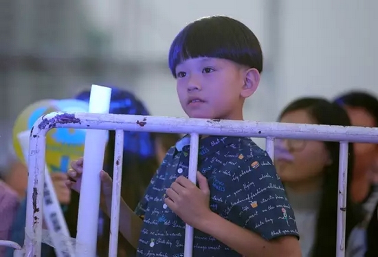 正是你們的笑容，才讓我們有了繼續(xù)前行的動力，哪怕風雨兼程。