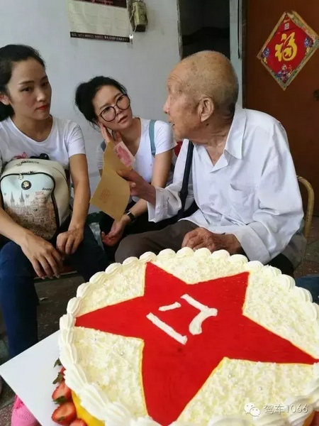 二姐們認(rèn)真聽(tīng)老兵講抗戰(zhàn)的故事，老人年事已高，記憶都是轟炸！轟炸！轟炸！