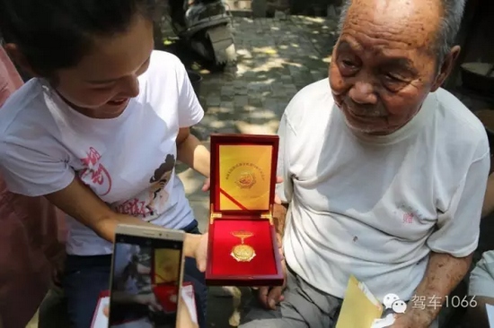 老兵聽(tīng)不到我們?cè)谡f(shuō)什么，今年98了。