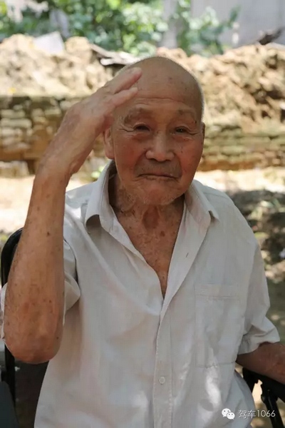 老兵身子骨不行了，九十多歲了……也許軍禮不那么標(biāo)準(zhǔn)了，但是這一幕還是感動(dòng)到了我們……