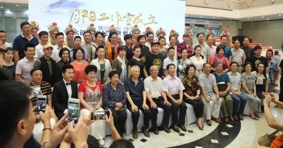 諸多藝術(shù)家和社會各界人士以及唐派弟子、戲迷到場祝賀