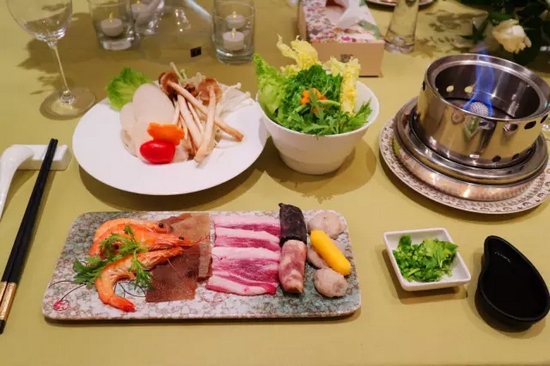 精致的小火鍋，用的是綠色燃料——乙醇。