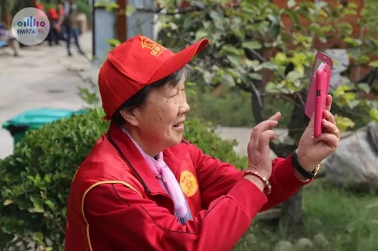 爺爺奶奶叔叔阿姨被盛運莊園的景致吸引，紛紛拍照留影