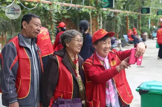 爺爺奶奶叔叔阿姨被盛運莊園的景致吸引，紛紛拍照留影