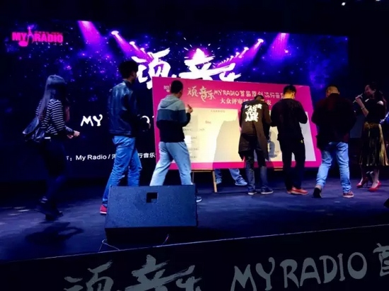 精彩的演唱后聽眾評(píng)審團(tuán)上臺(tái)進(jìn)行投票 精彩的演唱后聽眾評(píng)審團(tuán)上臺(tái)進(jìn)行投票