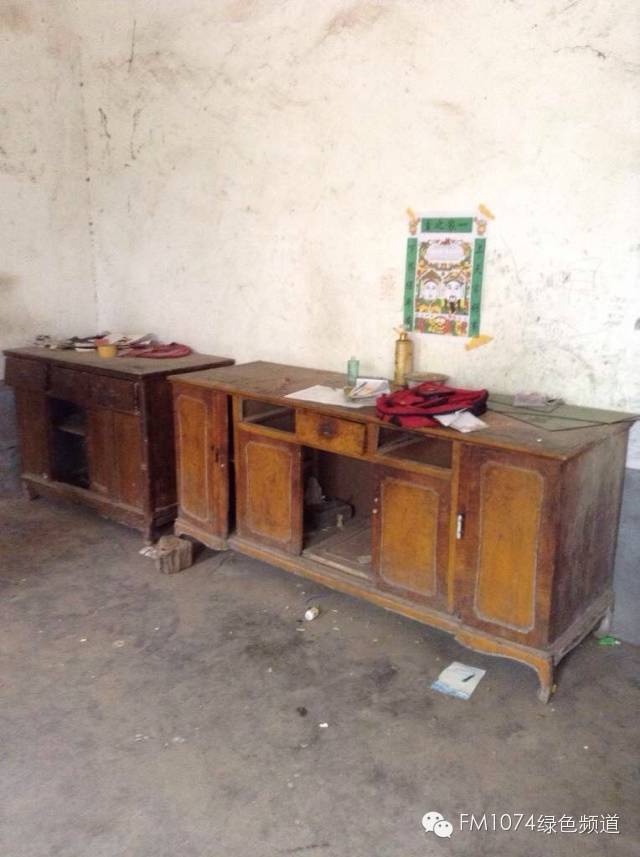 走訪另一個(gè)貧困家庭，進(jìn)去之后才知道什么是真正的一貧如洗、家徒四壁。