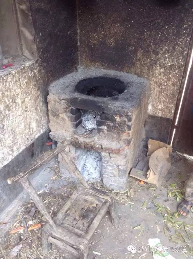 走訪另一個(gè)貧困家庭，進(jìn)去之后才知道什么是真正的一貧如洗、家徒四壁。