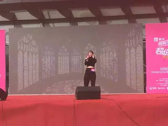 這pose一看就是在飆高音，猜猜看她唱的是哪首歌？