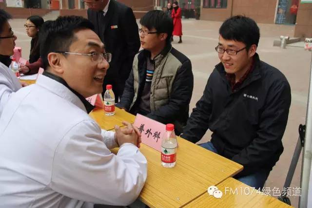 看這位小伙兒，跟我們的醫(yī)生都聊嗨了……