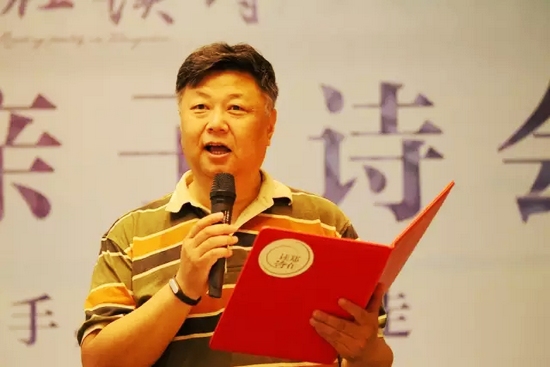 第一個節(jié)目便是重磅，大象融媒·欣欣象融網(wǎng)絡(luò)科技公司董事長魏峰帶來沈浩波的作品《在夏天時想起秋天》