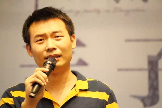 他，是一名消防員，同時也是聲音的愛好者。