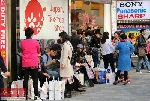 圖為東京街頭，中國游客隨處可見。