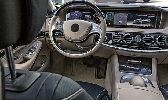 奔馳全新一代S級的兩幅式方向盤 奔馳全新一代S級的兩幅式方向盤