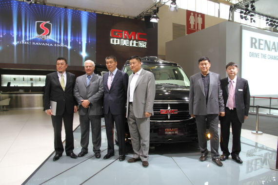 北京國(guó)際車展上，全新GMC S系列頂級(jí)商務(wù)車在亞太區(qū)首發(fā)。圖為企業(yè)領(lǐng)導(dǎo)與新車合影。