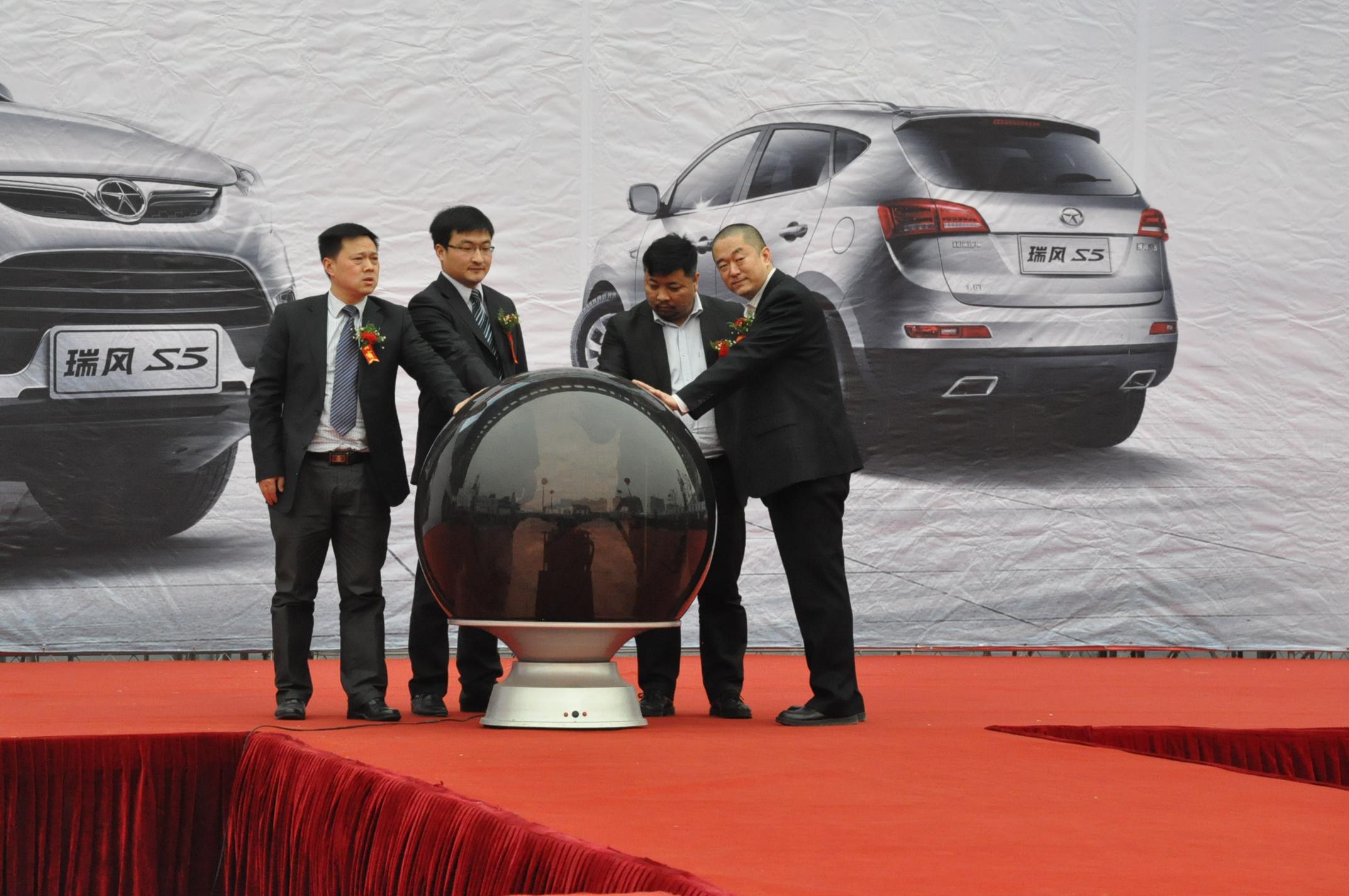 廠家和經(jīng)銷商領導共同為新車揭幕