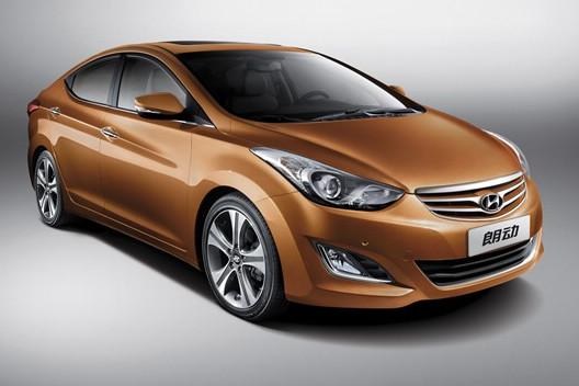 　　北京現(xiàn)代朗動分別搭載1.6L和1.8L兩種發(fā)動機，共7款車型?！傲黧w雕塑”設計理念持身的朗動看上