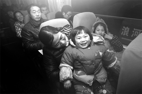 坐上愛心大巴，乘客滿臉喜悅