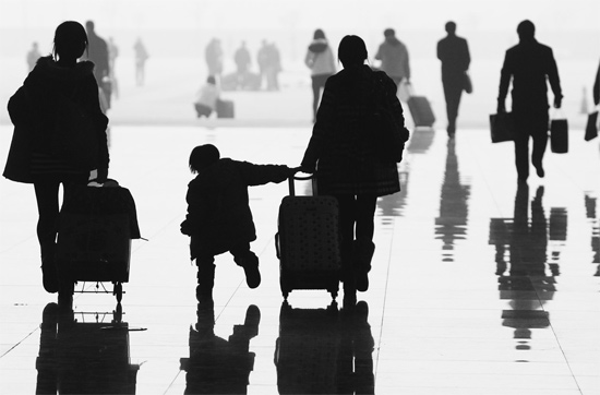 昨日，鄭州東站，一名孩子拉著媽媽和包裹快樂地奔走在春運的途中