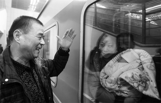 車要開了，史振星揮手向女兒懷中的外孫告別。女兒帶著剛剛出生43天的孩子，要到千里之外湖南的婆婆家過新
