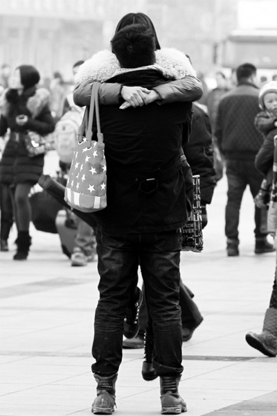 浪漫的情侶，離別時不忘激情擁抱