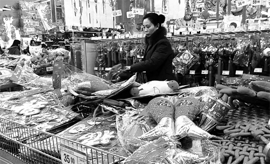 超市里，和春節(jié)相關(guān)的商品被擺放到了十分顯眼的位置