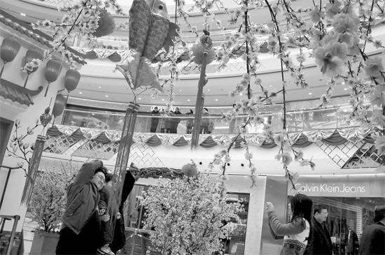 春節(jié)七天假，逛商場成了很多市民的度假方式