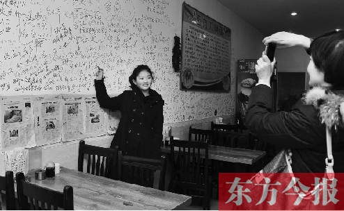 東方今報(bào)“一碗面的溫暖”還在延續(xù)，媒體和愛(ài)心人士的吃面接力熱情不減。